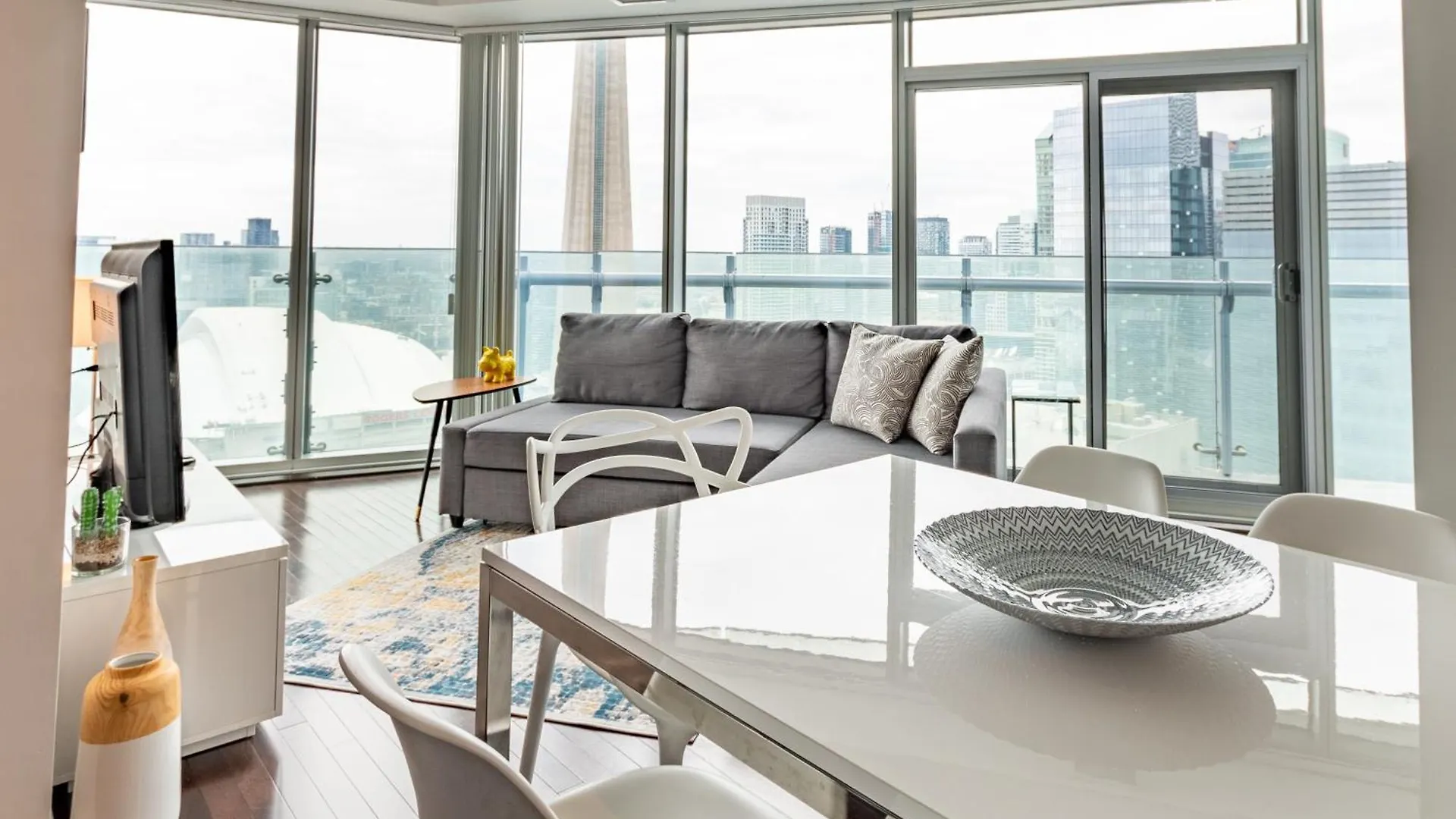 High Rise Condo With Stunning Lake And Cn Tower View Toronto