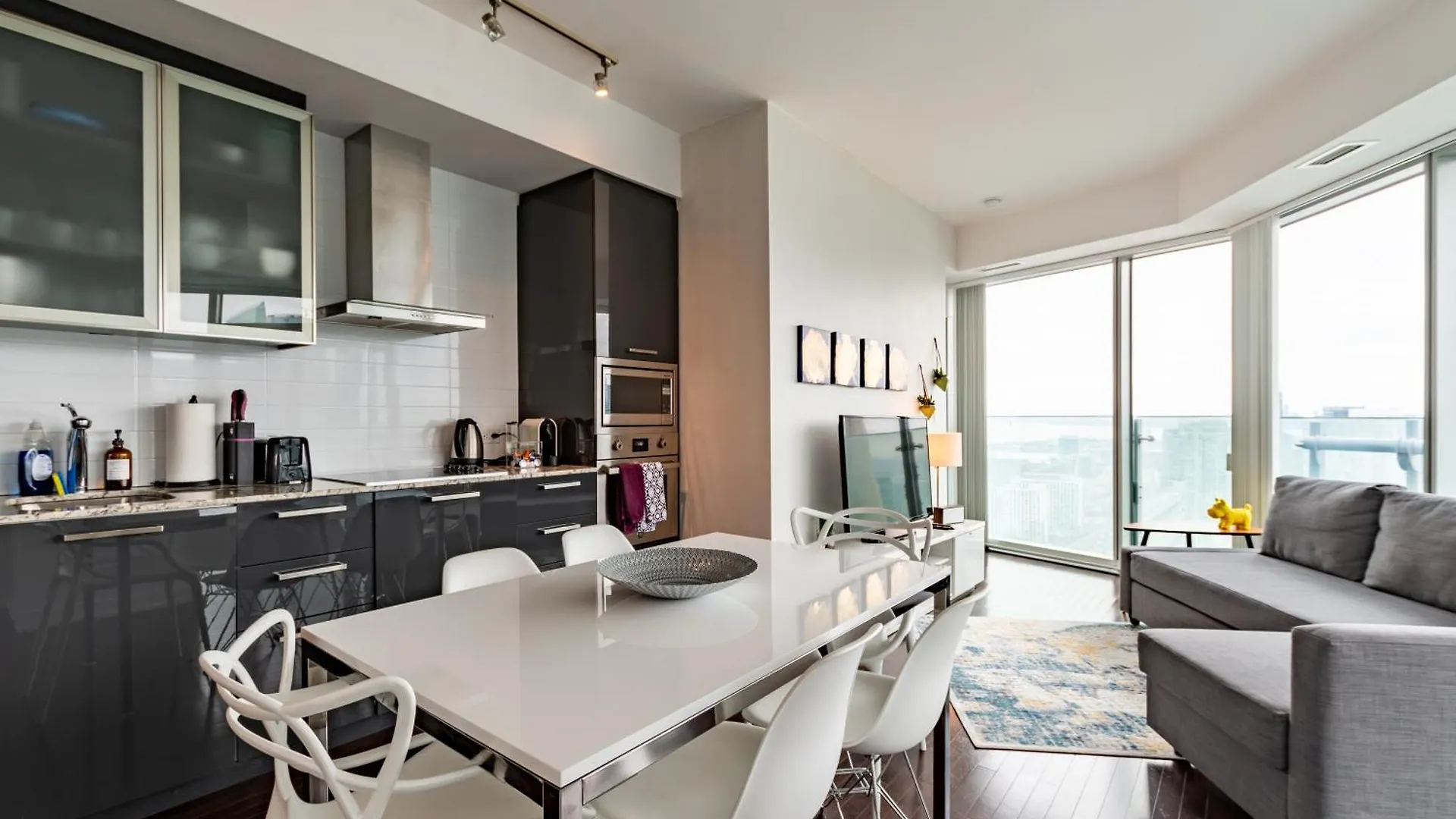 High Rise Condo With Stunning Lake And Cn Tower View Toronto Kanada
