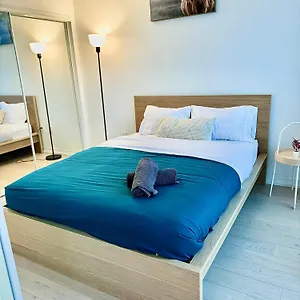 Elegant Near Eaton Centre Mall Apartment