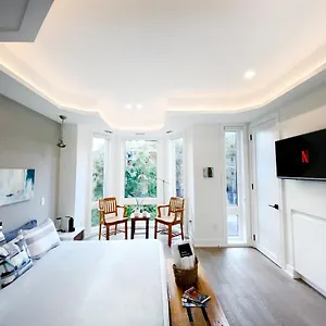  Privatunterkunft Elegant Downtown