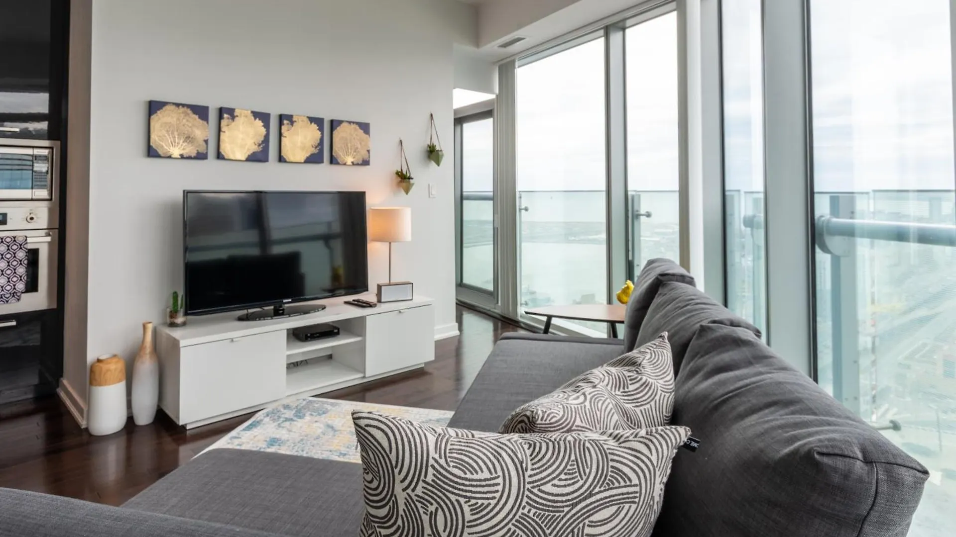High Rise Condo With Stunning Lake And Cn Tower View Toronto 0*,  Kanada